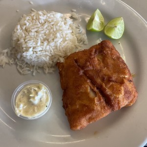 Corvina apanada con arroz