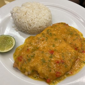 Corvina al ajillo con arroz
