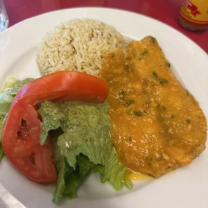 Filete de pescado al ajillo con arroz y ensalada