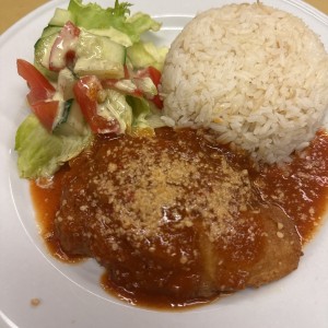 Pescado a la parmesana con ensalada y arroz