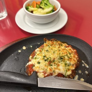 Filete de res a la parmigiana con vegetales