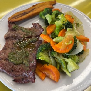 Carne a la parilla con vegetales