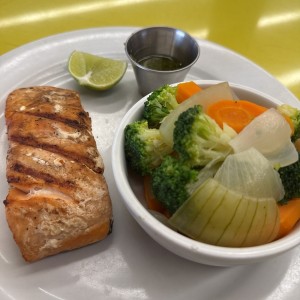 Salmón a la parrilla con vegetales 