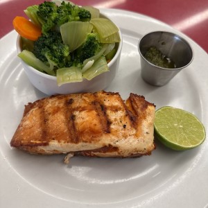 Salmón a la parrilla con vegetales salteados 