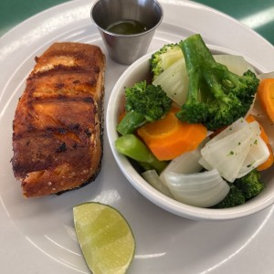 Salmón a la parrilla con vegetales 