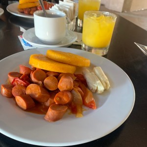 Desayuno Tipico: Salchichas guizadas con tortillas