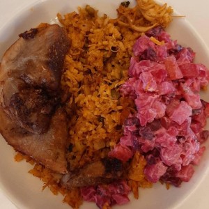 arroz con pollo, lechona y ensalada de feria