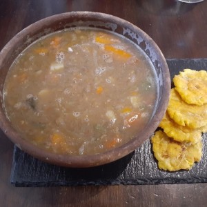 Sopa de lentejas con patacones