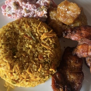 Arroz con pollo y lechona