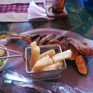 pescado relleno con yuca frita