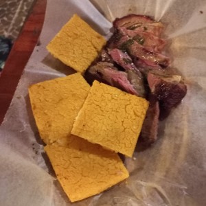 Carne ahumada con arepas
