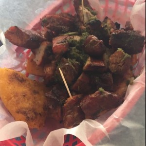 costilla con arepa