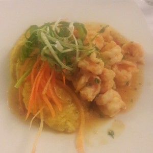 Camarones al ajillo con Patacones