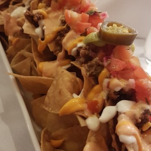 Nachos con carne y queso