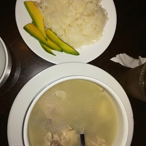 sancocho con arroz y aguacate