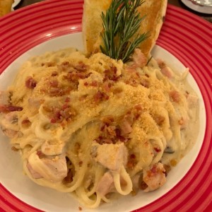 linguini alfredo con pollo y tocino
