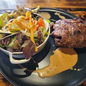 Filete de res con ensalada