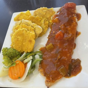Filete de Pescado (Filete de Corvina A la Criolla) con Patacones