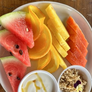 Frutas con yogurt y granola
