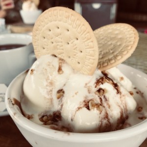 Galleta de avena con helado de vainilla