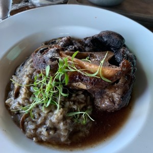 osobuco sobre risotto de hongos y trufas