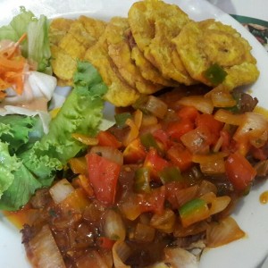 Filete de Corvina a la criolla con patacones