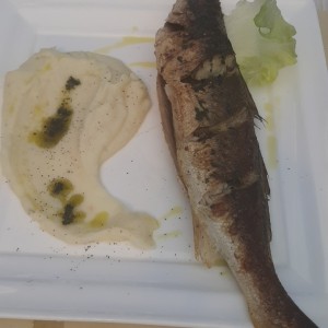 corvina entera a la plancha con pure