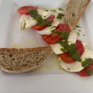 Tomate, burata y pesto