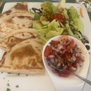 Quesadilla con ensalada 