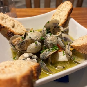 Almejas al ajillo