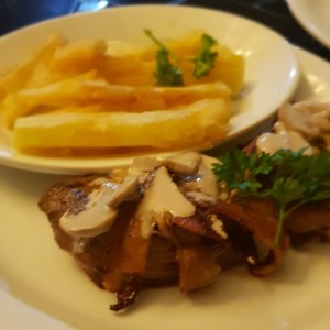 filet mignon con yuca frita