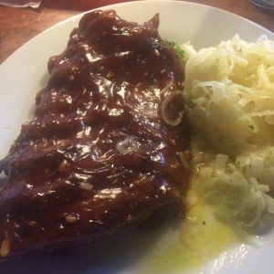 Baby ribs con yuca al mojo