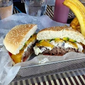 Hamburguesa de media libra con aguacate y platano maduro DELICIOSA!