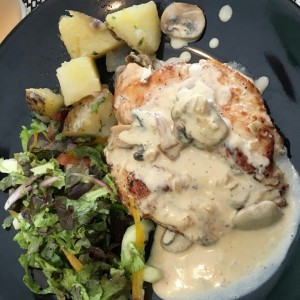 pollo en salsa de hongos