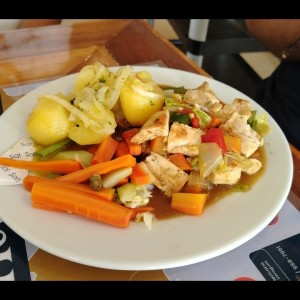 Pollo a la plancha con vegetales al vapor y salteados