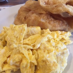 Huevos revueltos con hojaldra