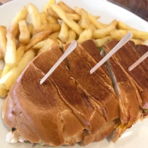 Emparedado de pollo con papas fritas