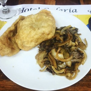 Bistec de carne encebollado