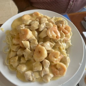 Espaguetis con camarones pollo y salsa blanca
