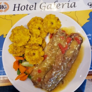 Corvina al ajillo con patacones.