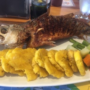 corvina frita con patacones