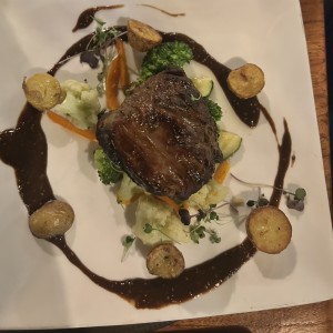 Filete de Res (9 oz)Con Papas,vegetales y salsa de Granos de Mostaza