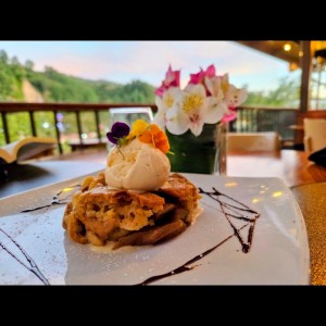 Pie de Manzana con Helado de Vainilla