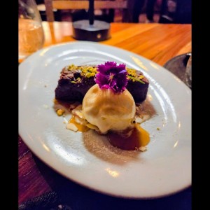 Postre Fondant de chocolate con helado de vainilla 