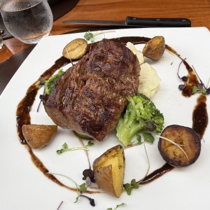 Filete de Res (9 oz)Con Papas,vegetales y salsa de Granos de Mostaza