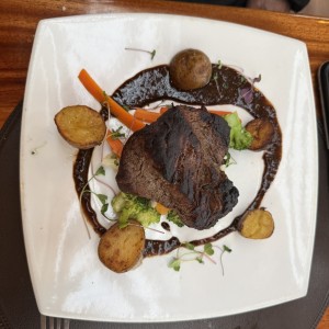 Filete de Res (9 oz)Con Papas,vegetales y salsa de Granos de Mostaza