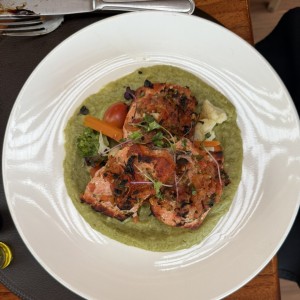 Trucha al Horno Estilo Mediterraneo con Vegetales de Temporada