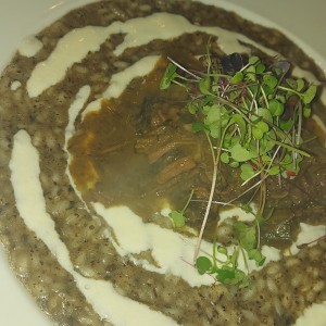 Risotto Trufado con queso Asiago y filete de res al vino.