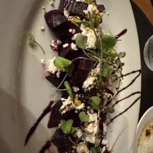 Ensalada de remolacha con pistachos y queso de cabra