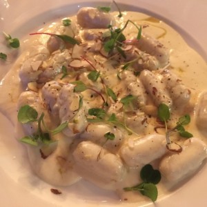 Gnocchi con queso provolone, miel y almendras tostadas